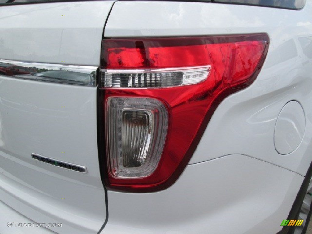 2015 Explorer XLT - Oxford White / Charcoal Black photo #9