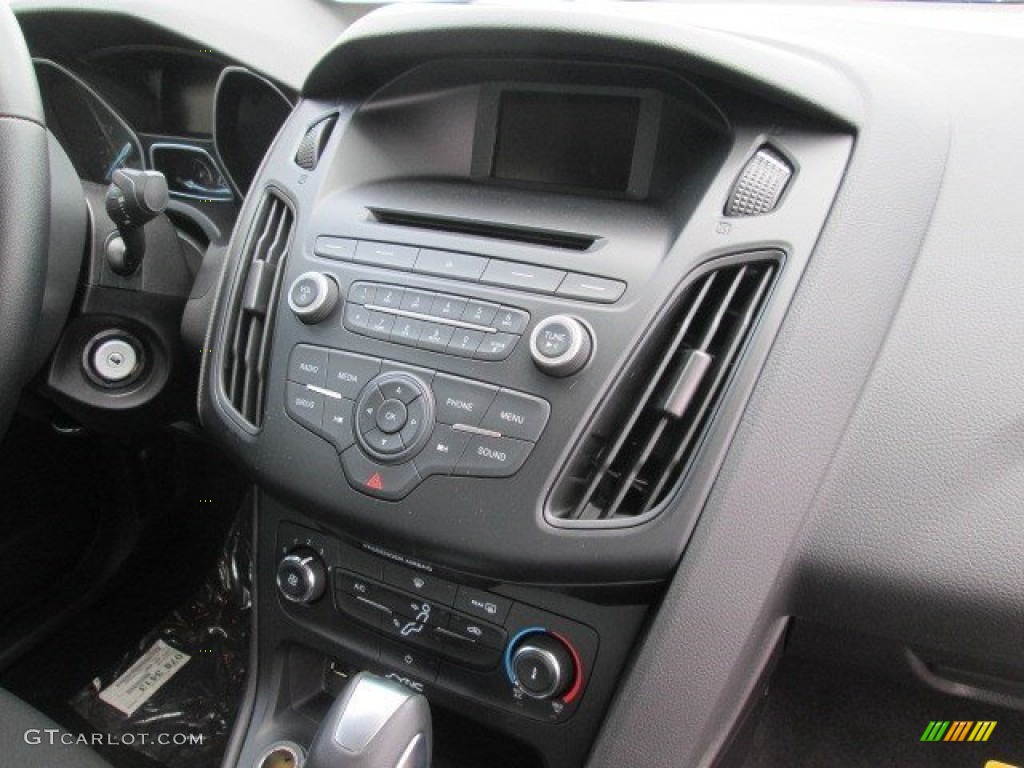 2015 Focus SE Sedan - Ingot Silver Metallic / Charcoal Black photo #23