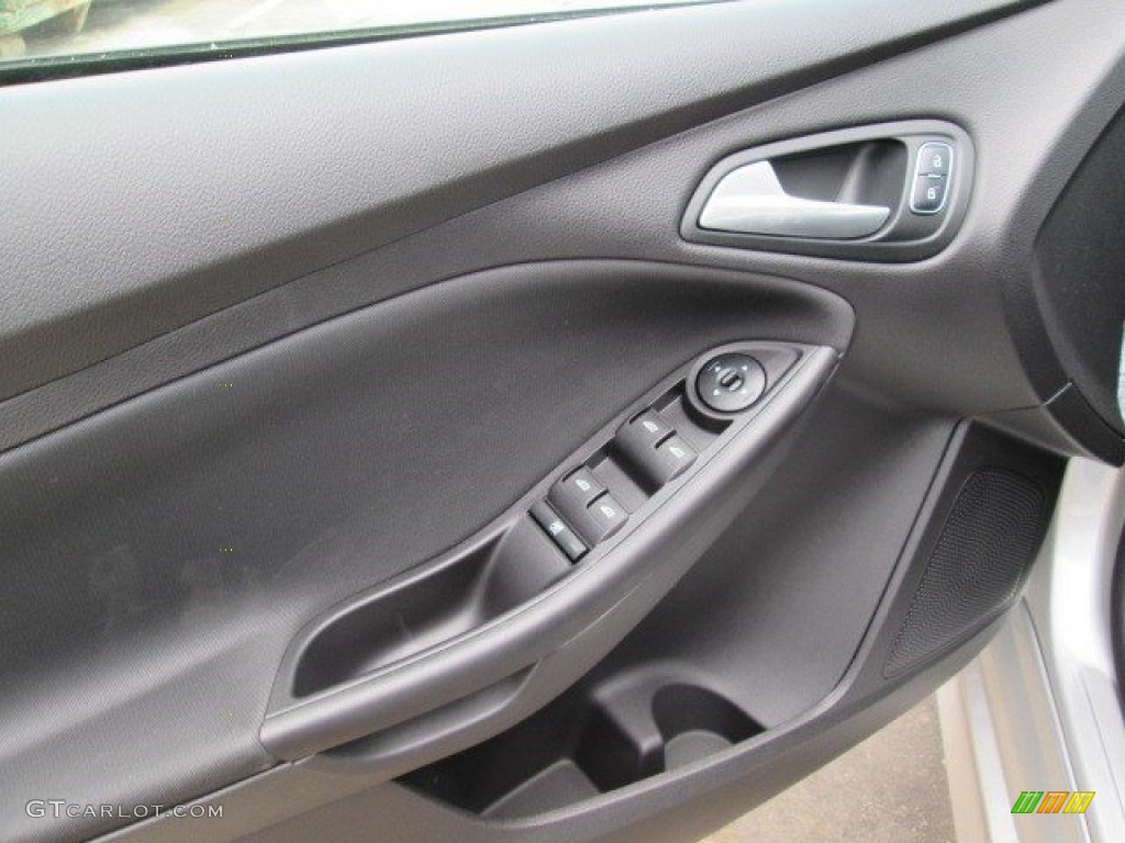 2015 Focus SE Sedan - Ingot Silver Metallic / Charcoal Black photo #25