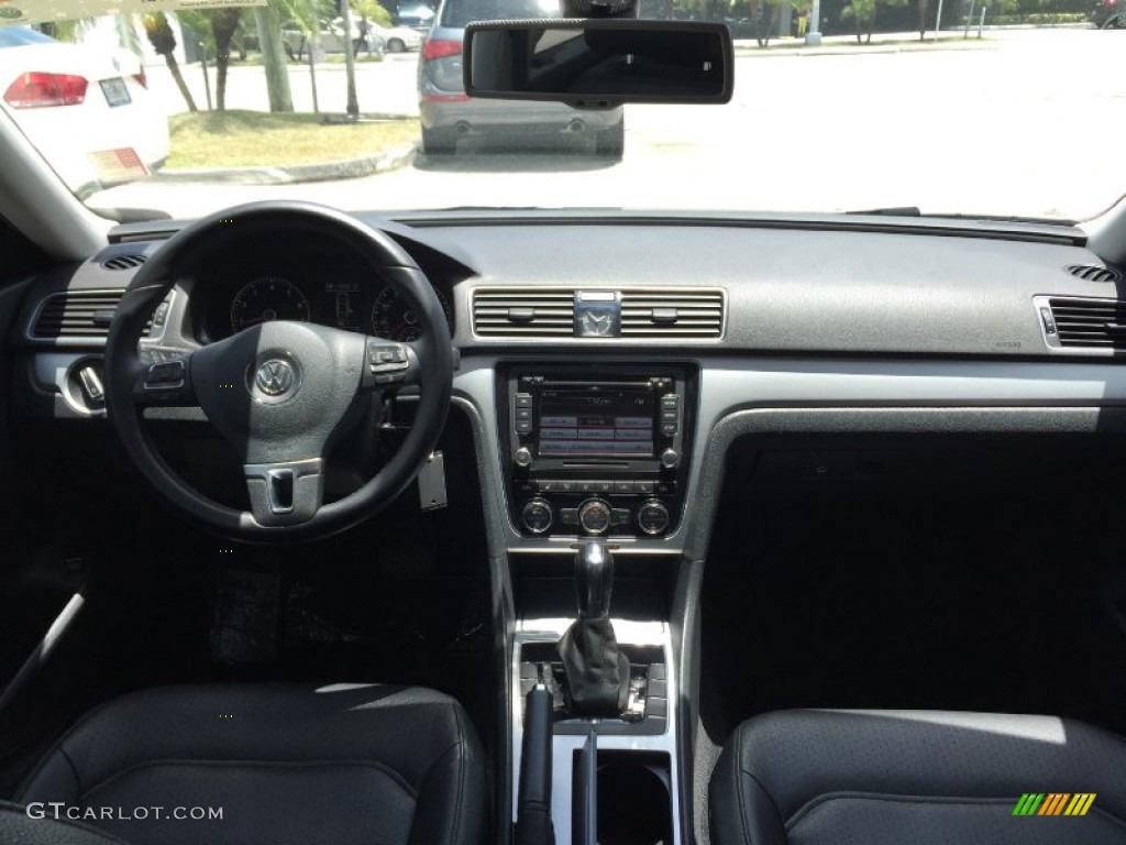 2012 Passat 2.5L SE - Tungsten Silver Metallic / Titan Black photo #12