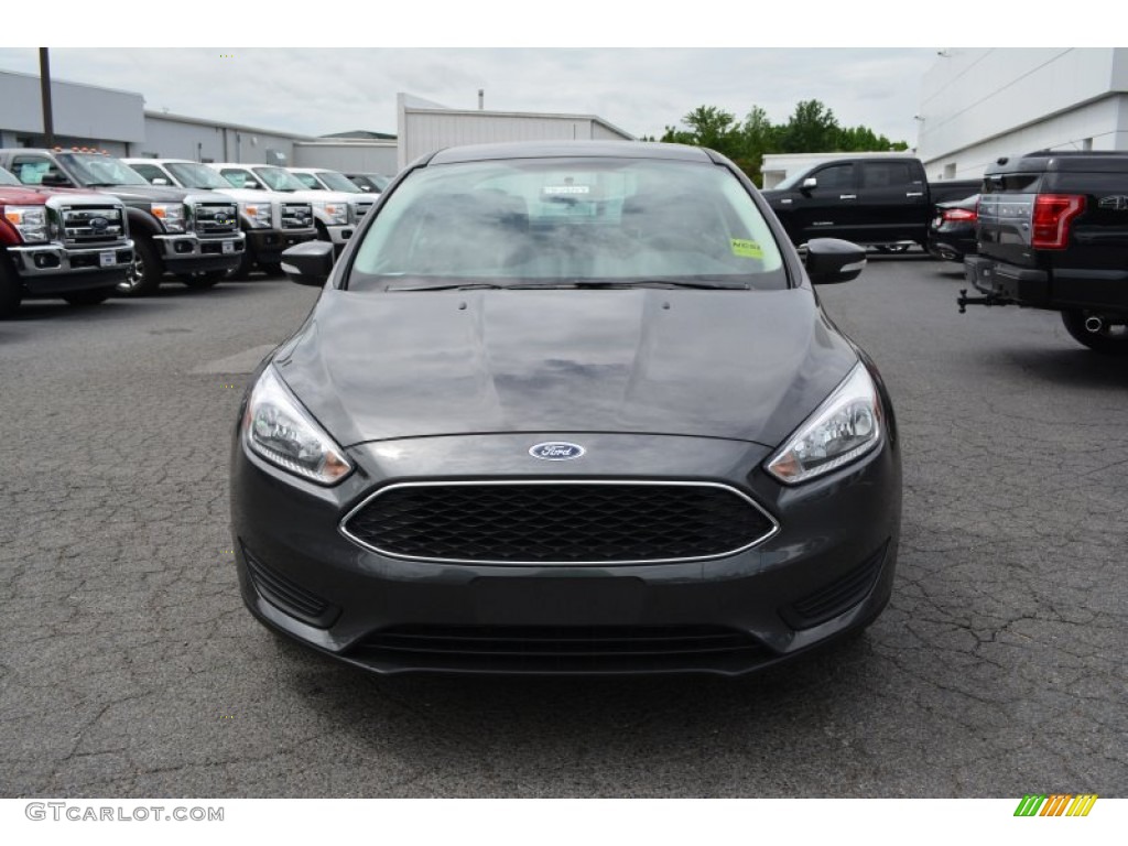 2015 Focus SE Sedan - Magnetic Metallic / Charcoal Black photo #4