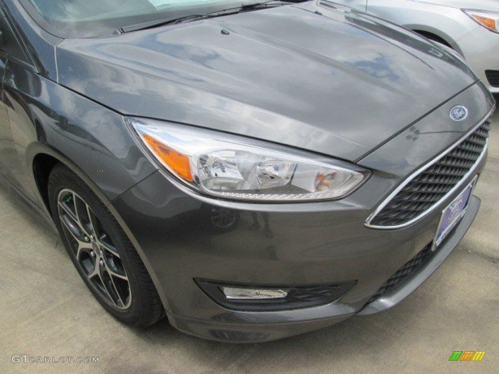 2015 Focus SE Sedan - Magnetic Metallic / Charcoal Black photo #3