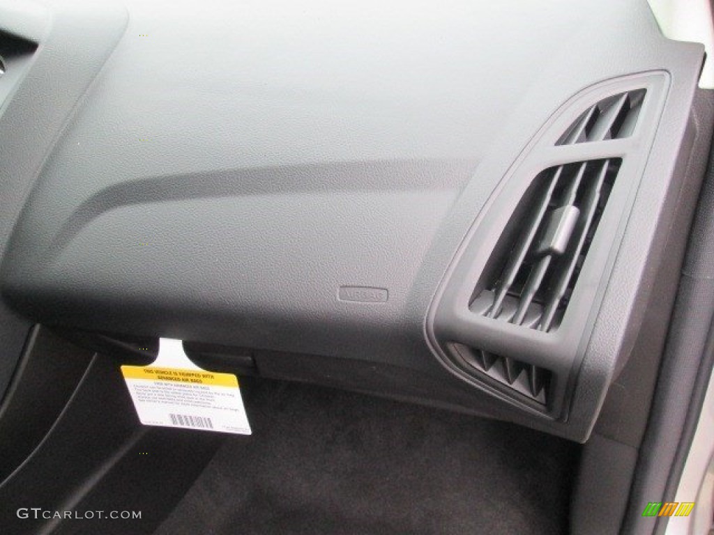 2015 Focus SE Sedan - Ingot Silver Metallic / Charcoal Black photo #26