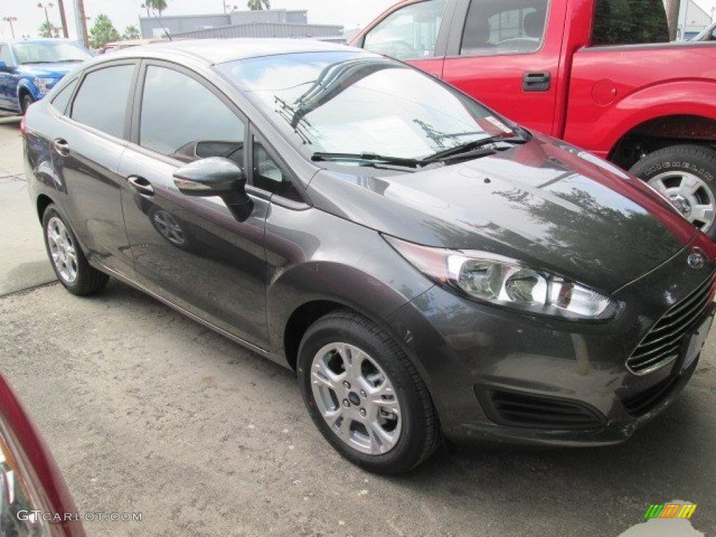 2015 Fiesta SE Sedan - Magnetic Metallic / Charcoal Black photo #1