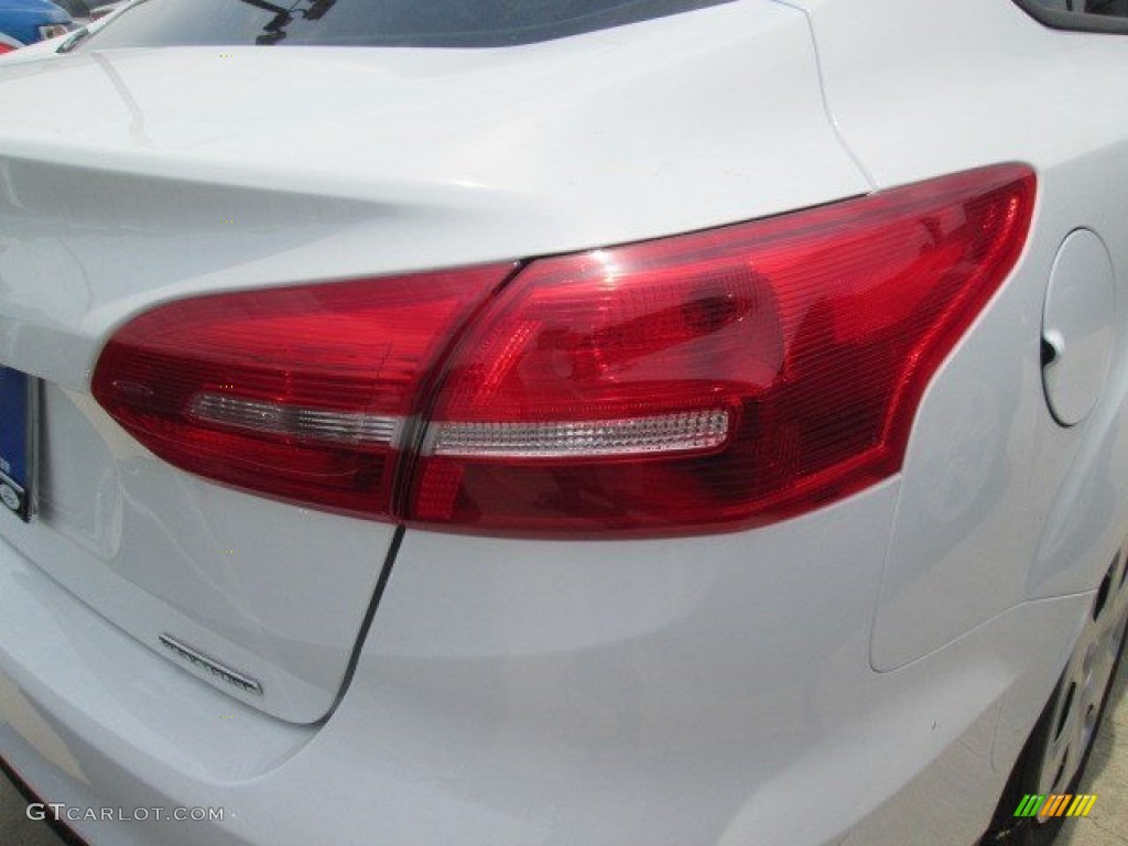 2015 Focus S Sedan - Oxford White / Charcoal Black photo #7