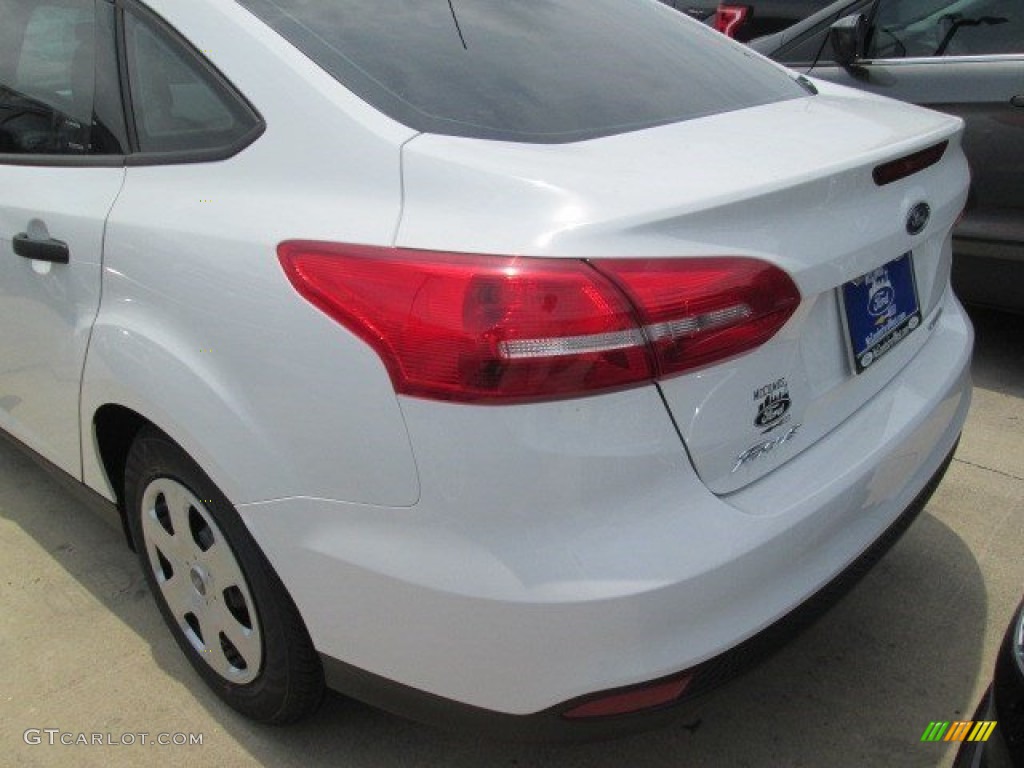 2015 Focus S Sedan - Oxford White / Charcoal Black photo #9