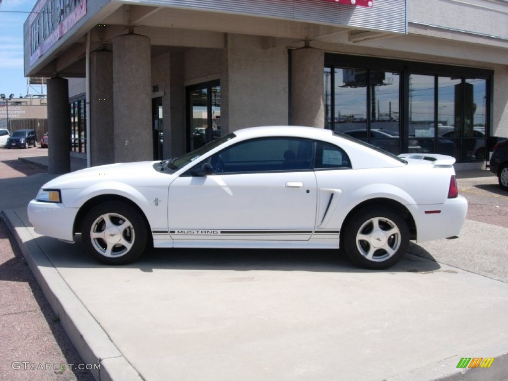 2001 Mustang V6 Coupe - Oxford White / Medium Graphite photo #2