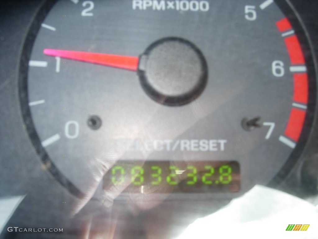 2001 Mustang V6 Coupe - Oxford White / Medium Graphite photo #14