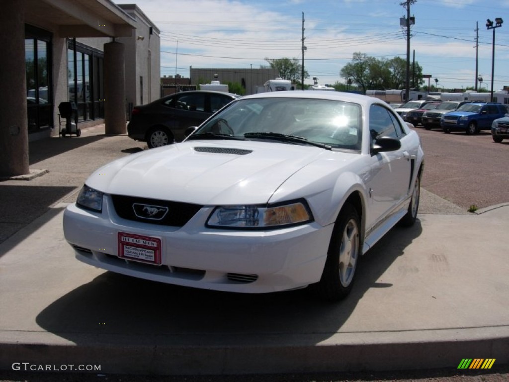 2001 Mustang V6 Coupe - Oxford White / Medium Graphite photo #15