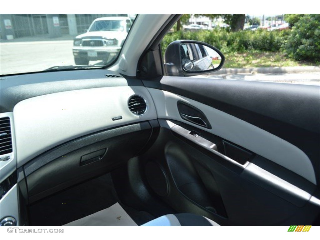 2011 Cruze LS - Taupe Gray Metallic / Jet Black/Medium Titanium photo #15