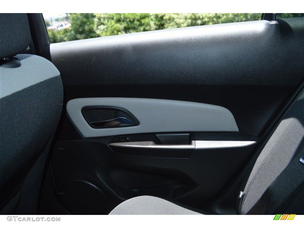 2011 Cruze LS - Taupe Gray Metallic / Jet Black/Medium Titanium photo #16
