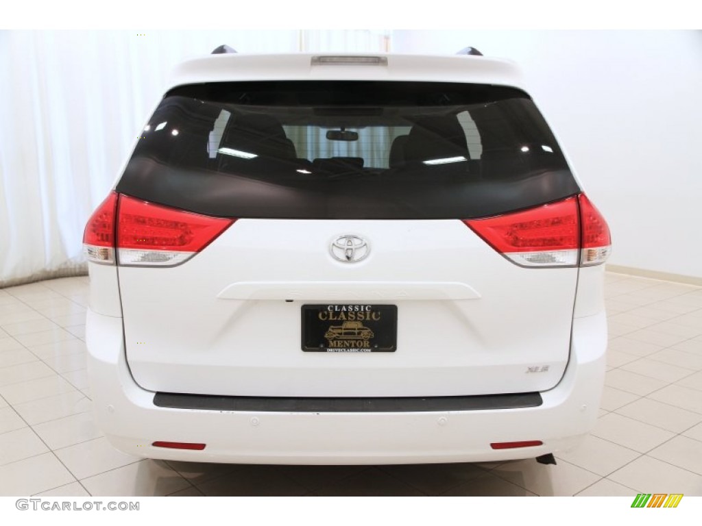 2013 Sienna XLE - Super White / Light Gray photo #18