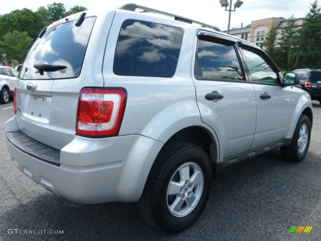 2009 Escape XLT - Brilliant Silver Metallic / Charcoal photo #2