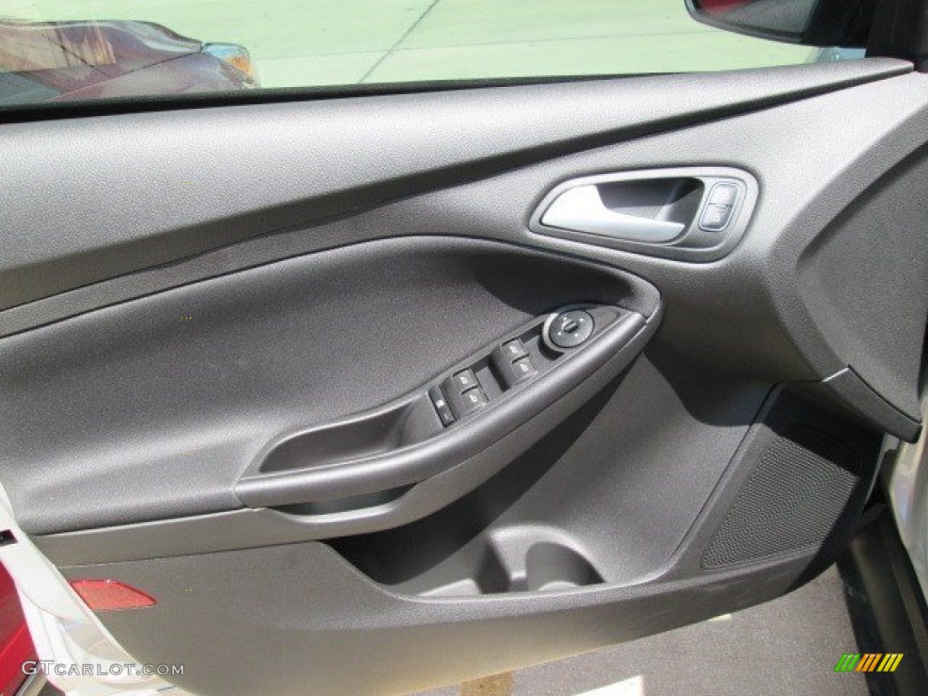 2015 Focus SE Sedan - Ingot Silver Metallic / Charcoal Black photo #25