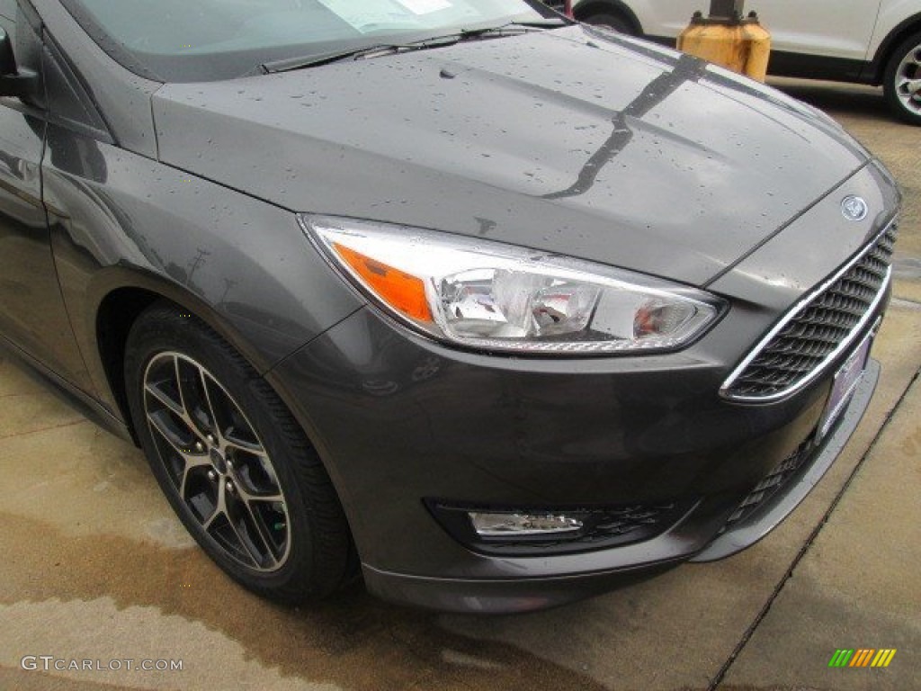 2015 Focus SE Sedan - Magnetic Metallic / Charcoal Black photo #2