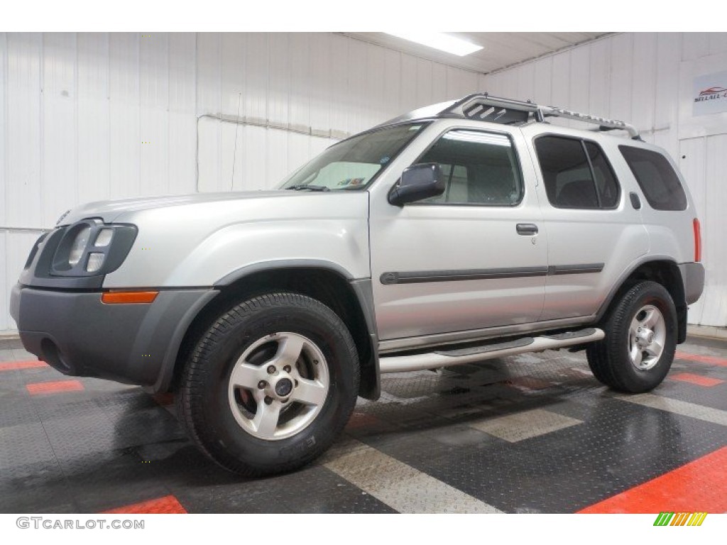 2004 Xterra XE 4x4 - Silver Lightning Metallic / Gray photo #2