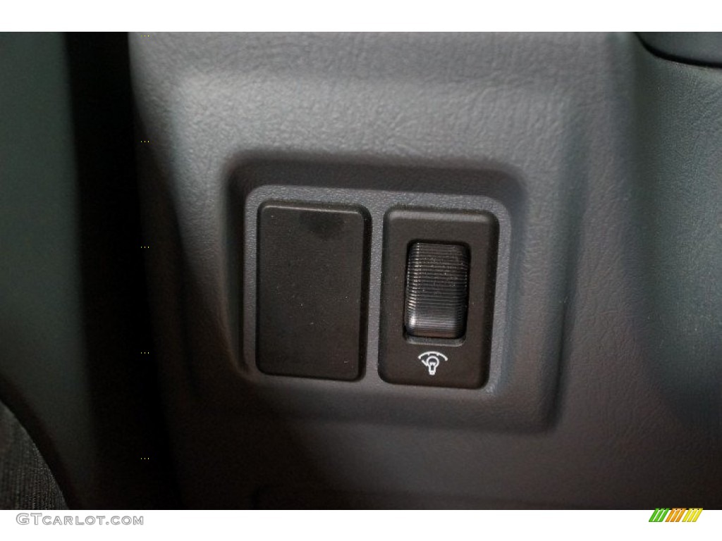 2004 Xterra XE 4x4 - Silver Lightning Metallic / Gray photo #24