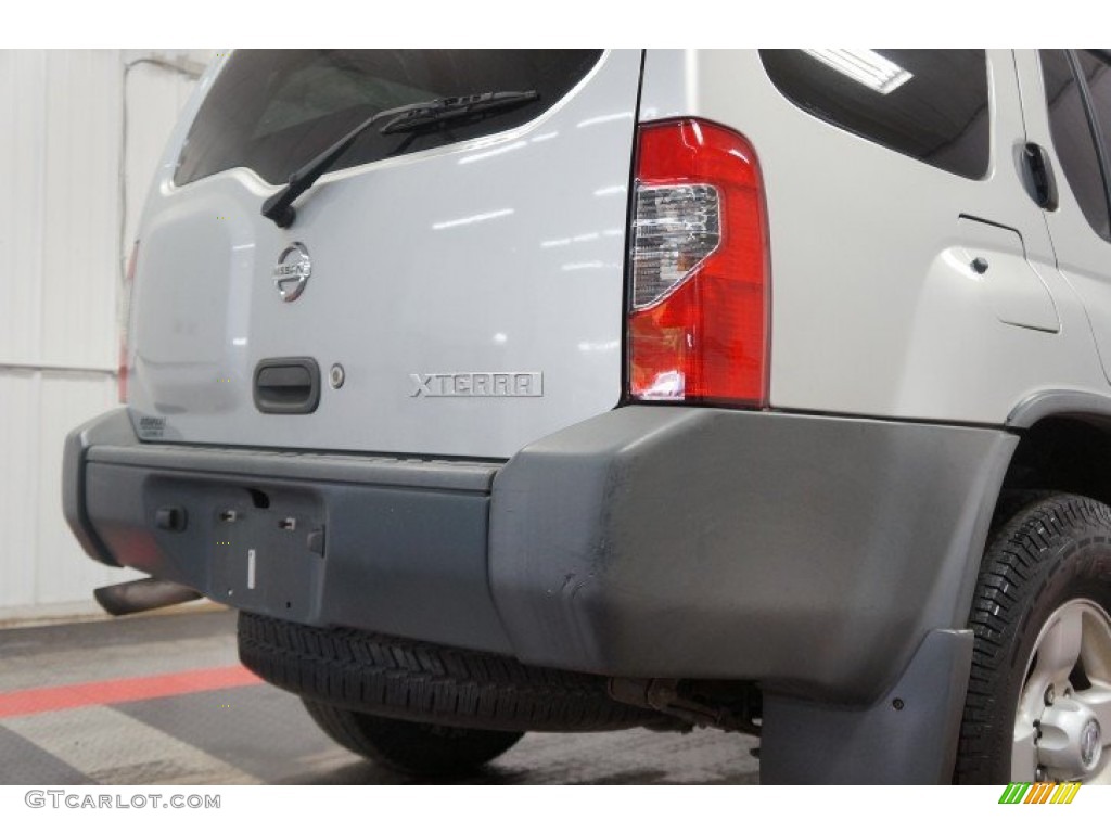 2004 Xterra XE 4x4 - Silver Lightning Metallic / Gray photo #49