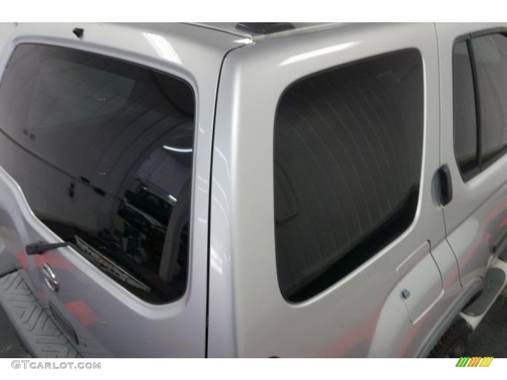 2004 Xterra XE 4x4 - Silver Lightning Metallic / Gray photo #67