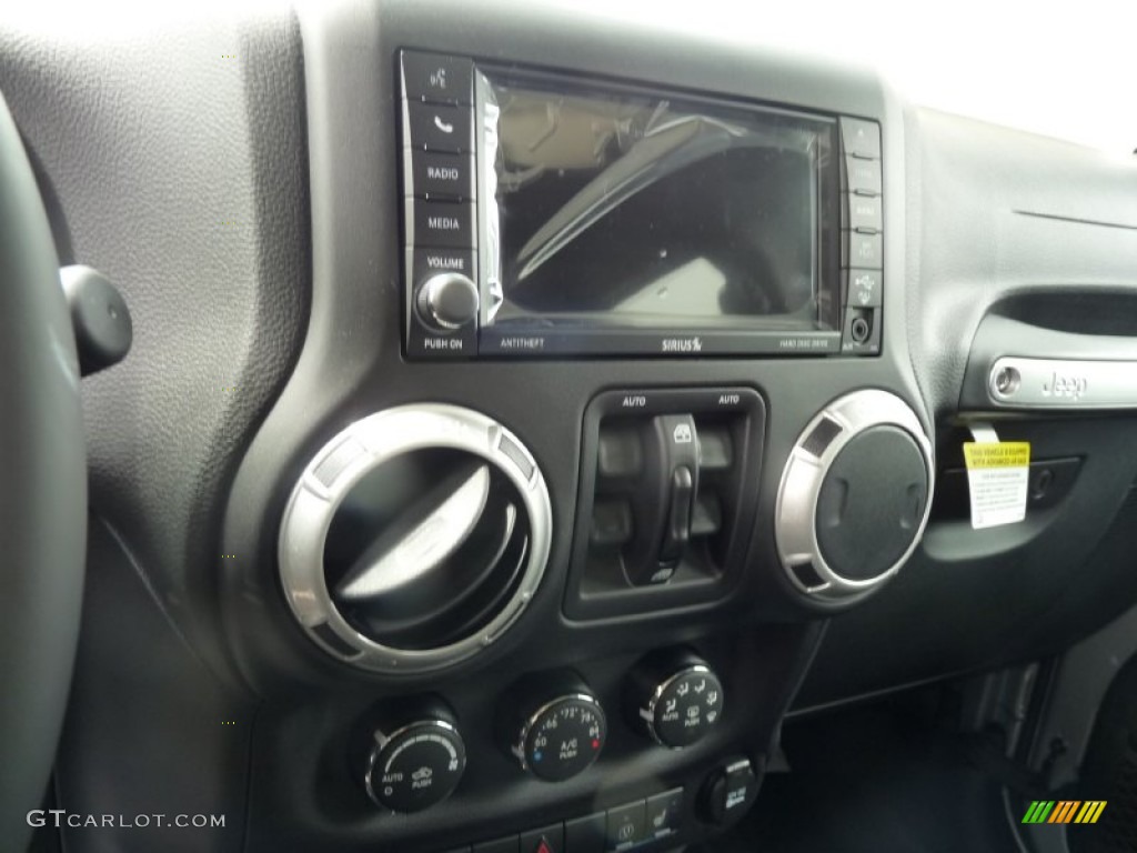 2015 Jeep Wrangler Unlimited Rubicon 4x4 Controls Photos