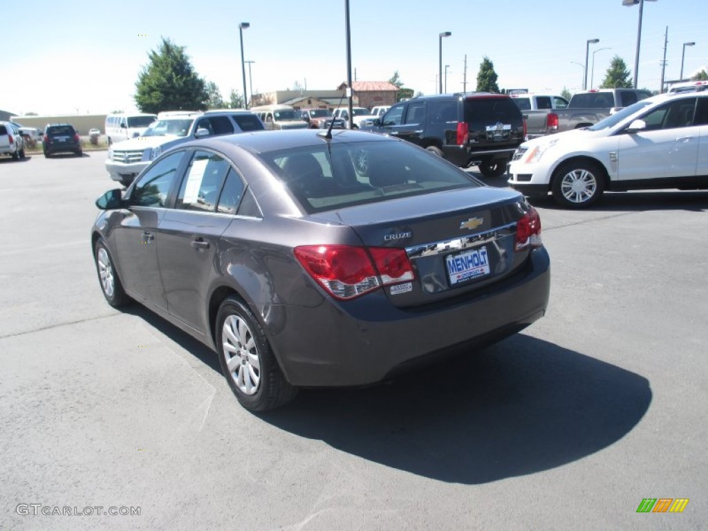 2011 Cruze LS - Taupe Gray Metallic / Jet Black/Medium Titanium photo #4