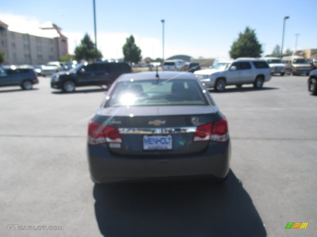 2011 Cruze LS - Taupe Gray Metallic / Jet Black/Medium Titanium photo #5