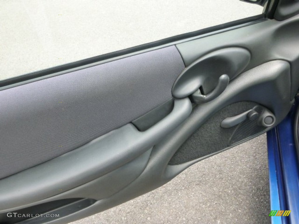2004 Sunfire Coupe - Electric Blue Metallic / Graphite photo #11