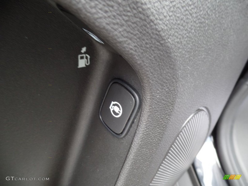 2012 Volt Hatchback - Black / Jet Black/Ceramic White Accents photo #20