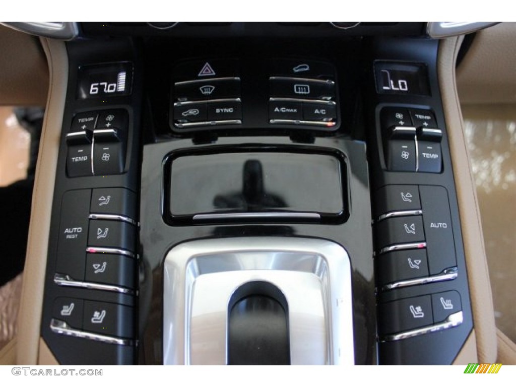 2016 Porsche Cayenne Standard Cayenne Model Controls Photo #104684514