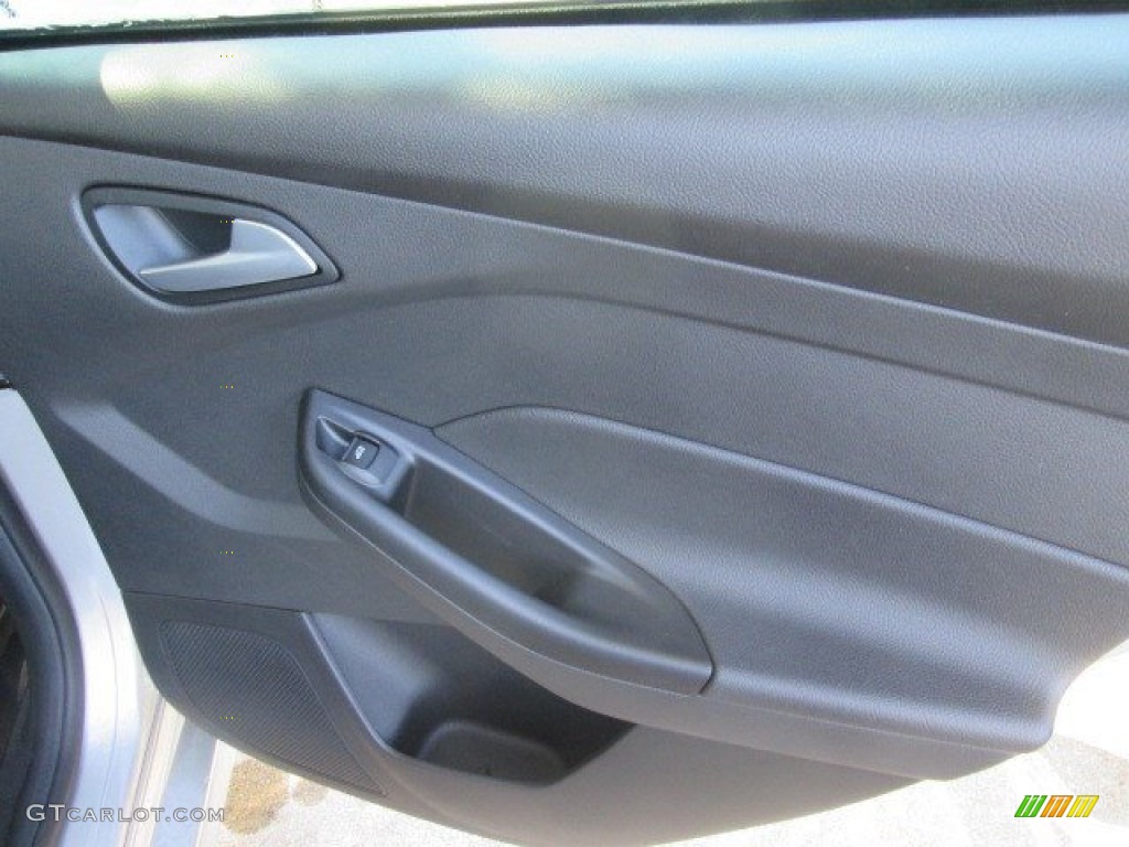 2015 Focus SE Sedan - Ingot Silver Metallic / Charcoal Black photo #17