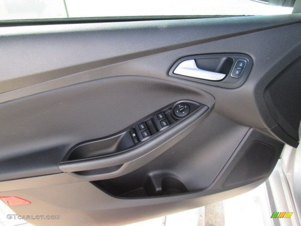 2015 Focus SE Sedan - Ingot Silver Metallic / Charcoal Black photo #27