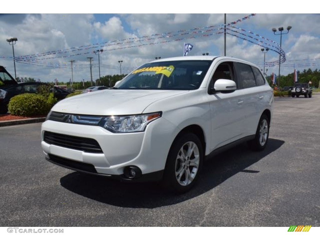 Diamond White Pearl Mitsubishi Outlander