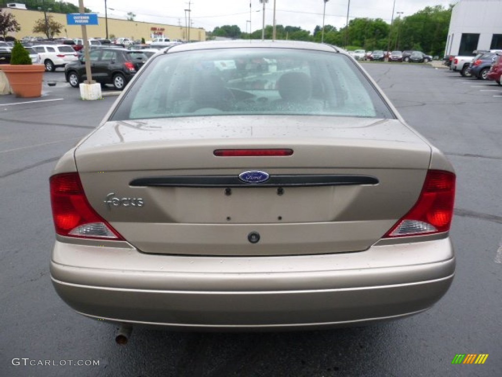 2003 Focus LX Sedan - Arizona Beige Metallic / Medium Graphite photo #4