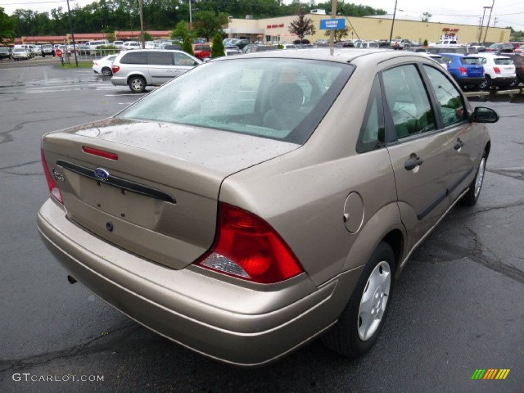 2003 Focus LX Sedan - Arizona Beige Metallic / Medium Graphite photo #5