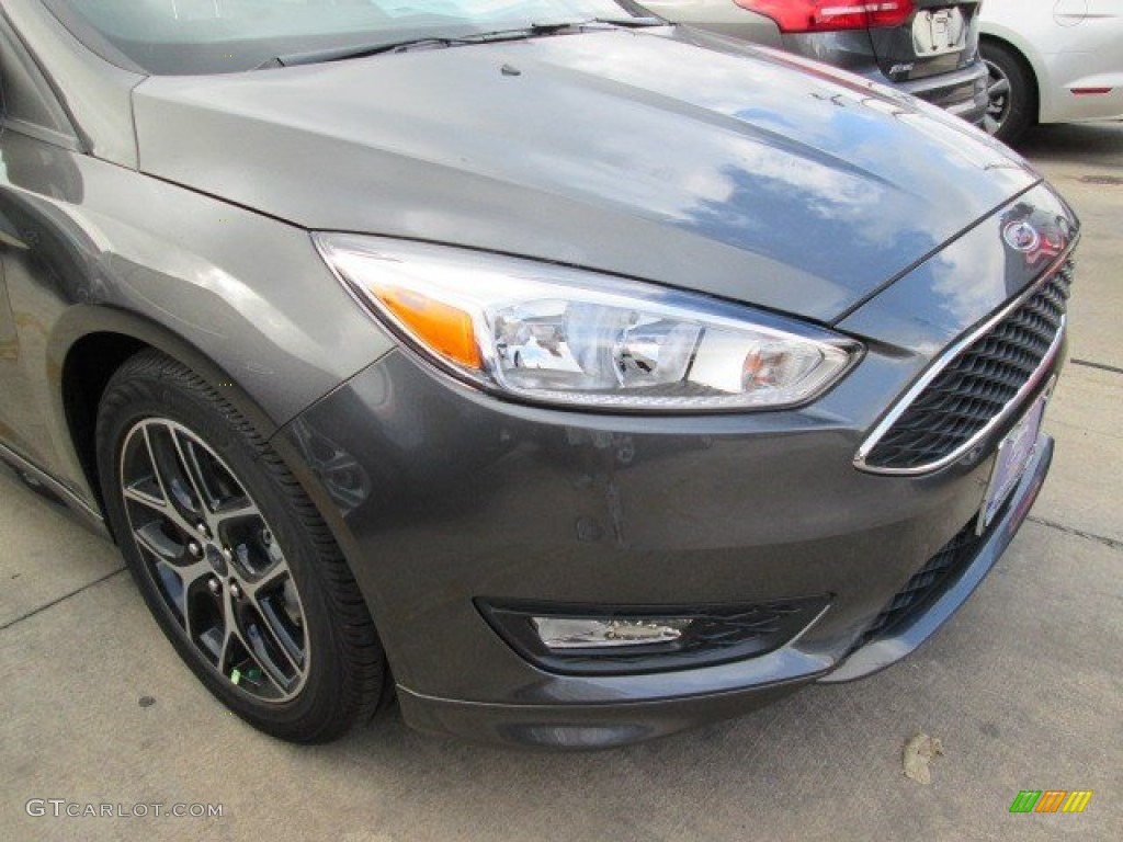 2015 Focus SE Sedan - Magnetic Metallic / Charcoal Black photo #2