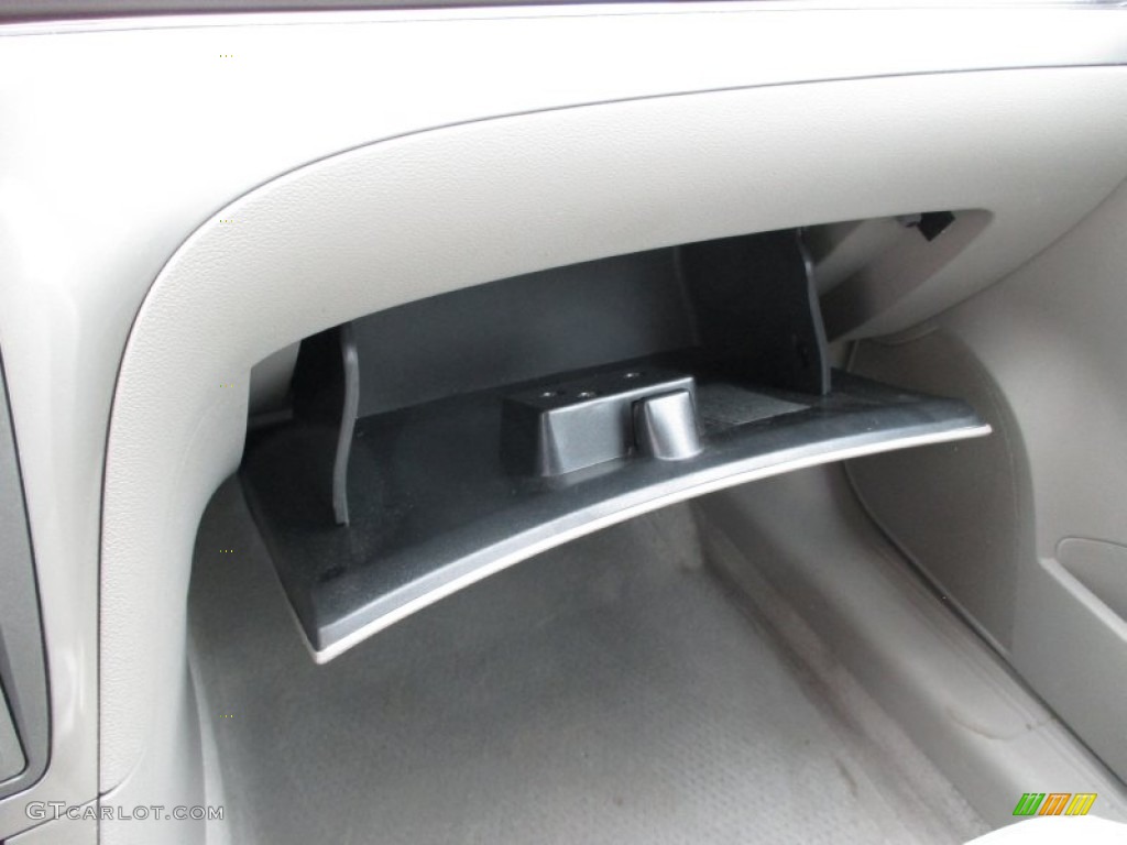 2009 Aura XR V6 - Ocean Mist / Gray photo #31