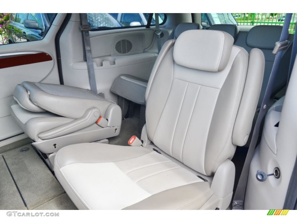 2007 Chrysler Town & Country Touring Rear Seat Photos
