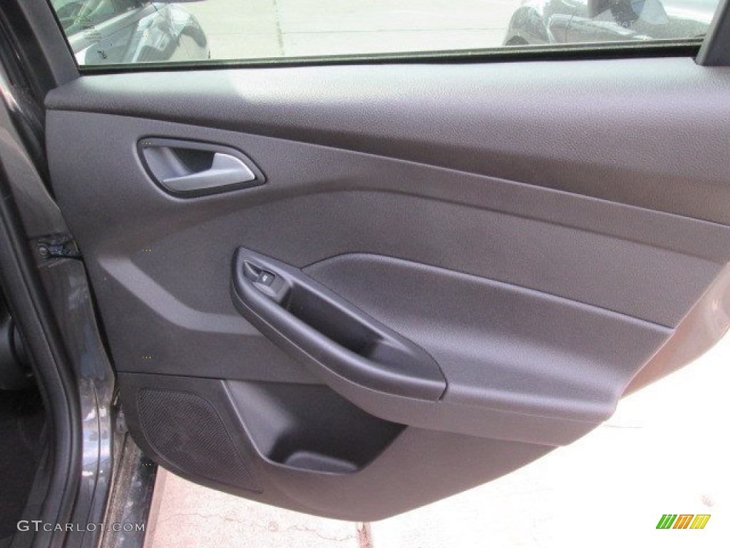 2015 Focus SE Sedan - Magnetic Metallic / Charcoal Black photo #18
