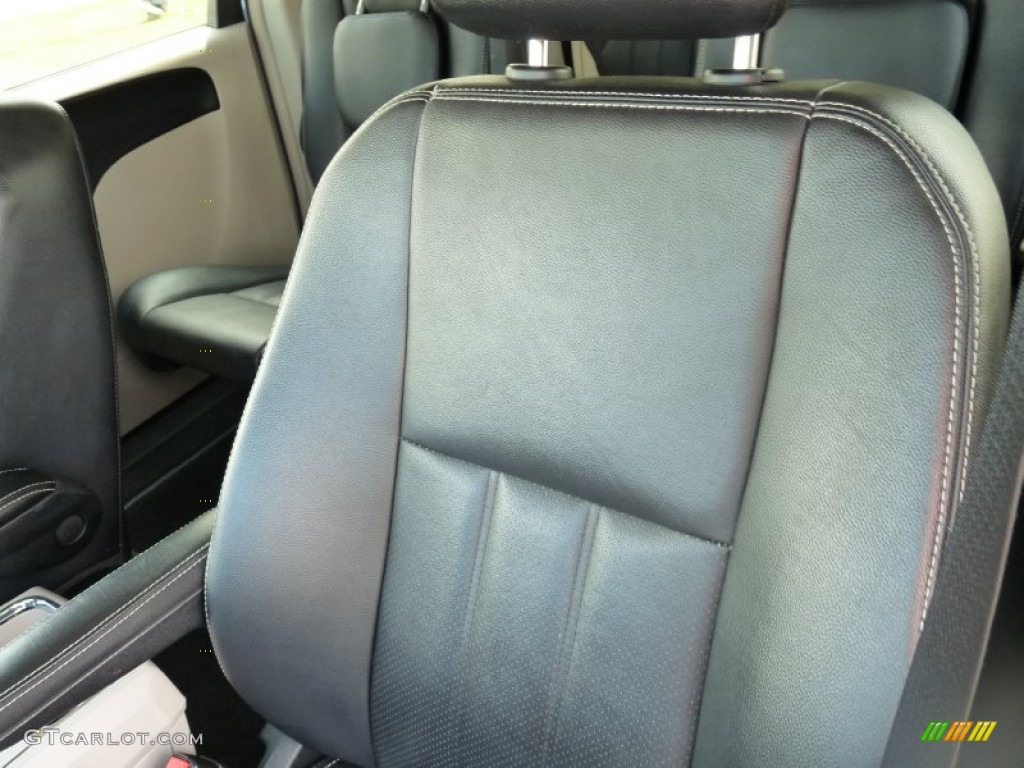 2012 Town & Country Touring - Sapphire Crystal Metallic / Black/Light Graystone photo #5