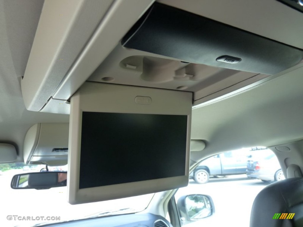 2012 Town & Country Touring - Sapphire Crystal Metallic / Black/Light Graystone photo #10