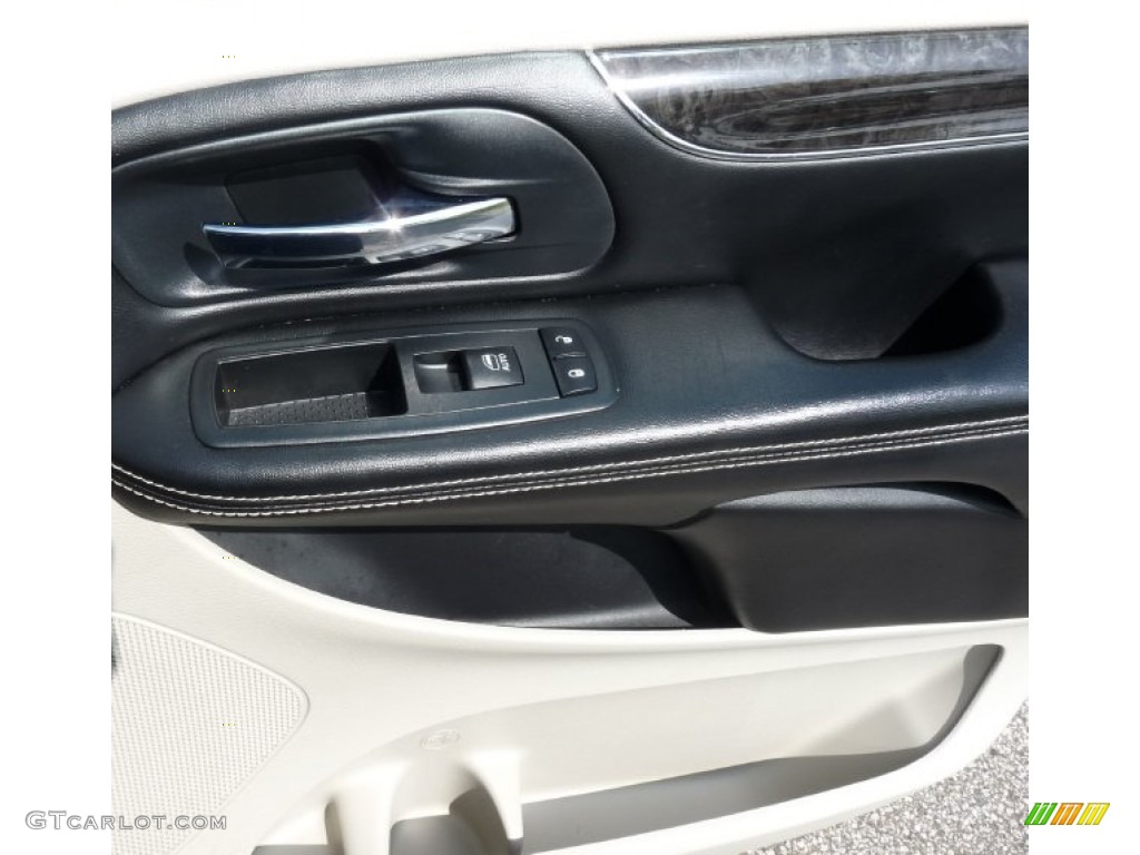 2012 Town & Country Touring - Sapphire Crystal Metallic / Black/Light Graystone photo #14