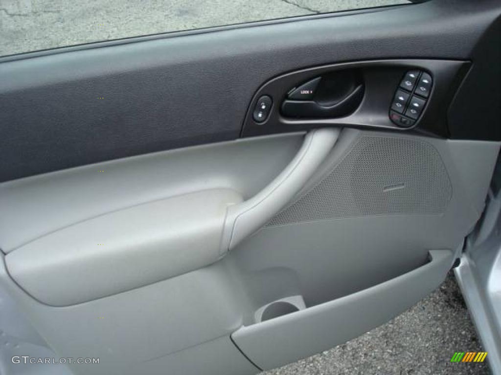 2007 Focus ZX4 SES Sedan - CD Silver Metallic / Charcoal/Light Flint photo #14