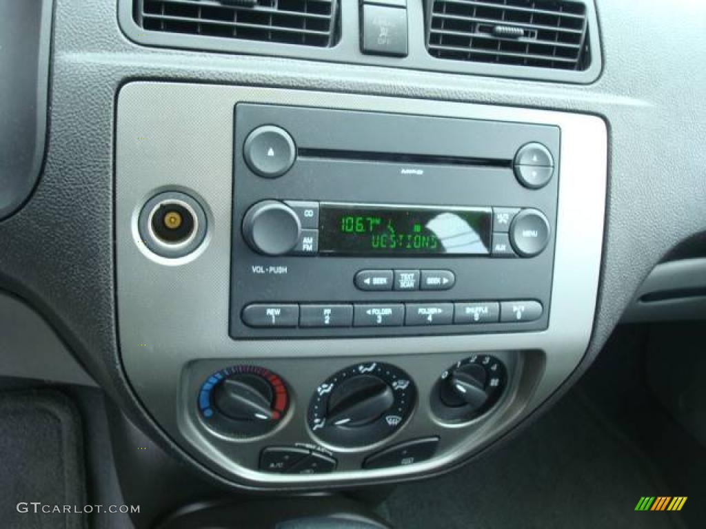 2007 Focus ZX4 SES Sedan - CD Silver Metallic / Charcoal/Light Flint photo #18
