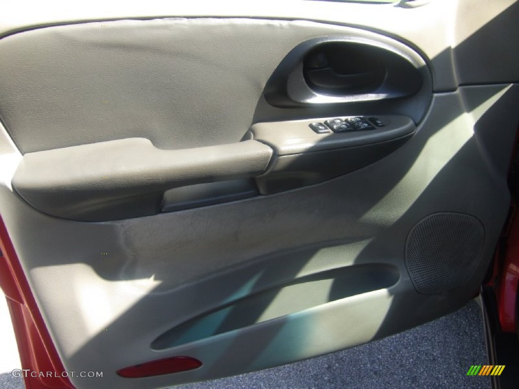 2002 TrailBlazer LS - Victory Red / Dark Pewter photo #11