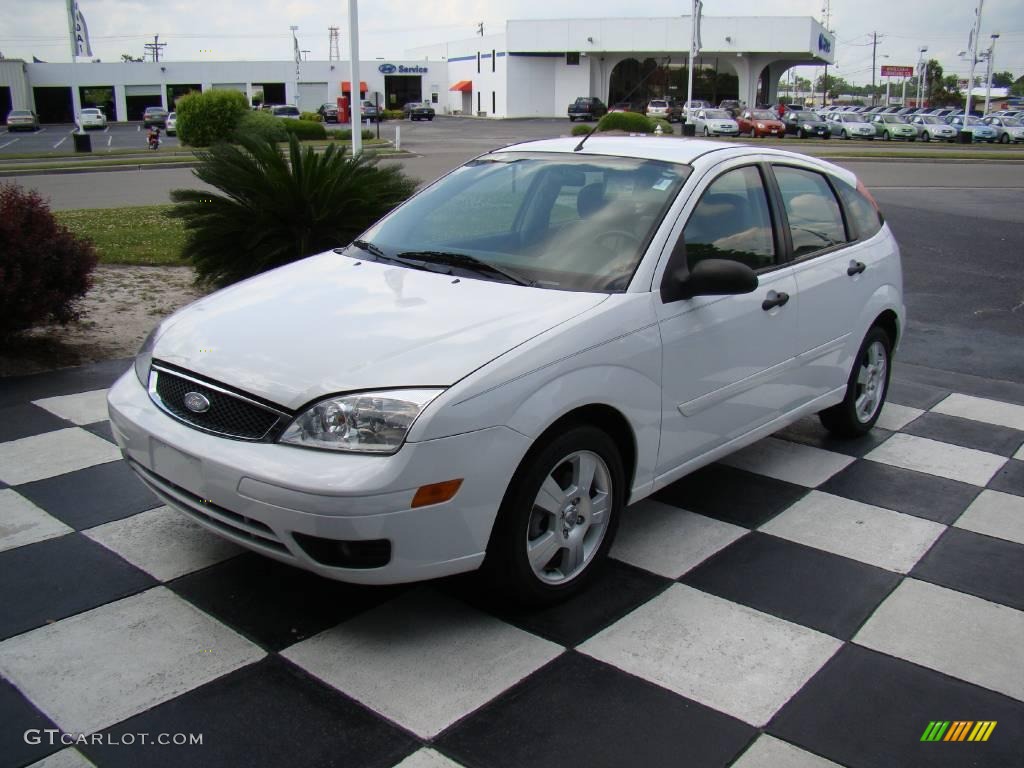 2006 Cloud 9 White Ford Focus ZX5 SES #10475305 | GTCarLot.com - Car Color