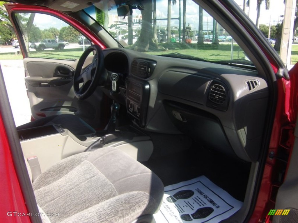 2002 TrailBlazer LS - Victory Red / Dark Pewter photo #17