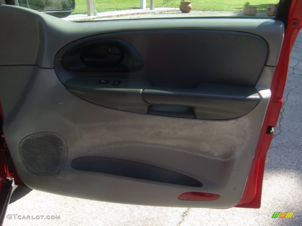 2002 TrailBlazer LS - Victory Red / Dark Pewter photo #18