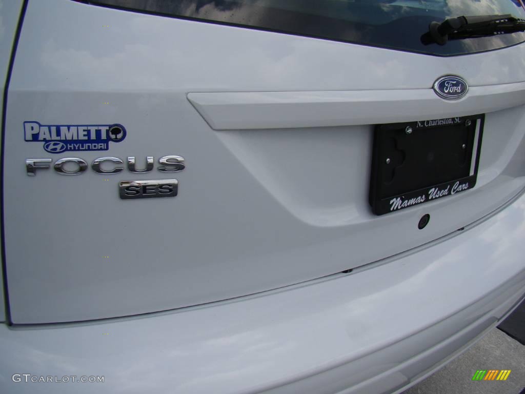 2006 Focus ZX5 SES Hatchback - Cloud 9 White / Dark Flint/Light Flint photo #4
