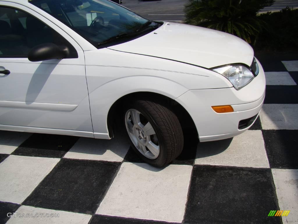 2006 Focus ZX5 SES Hatchback - Cloud 9 White / Dark Flint/Light Flint photo #10