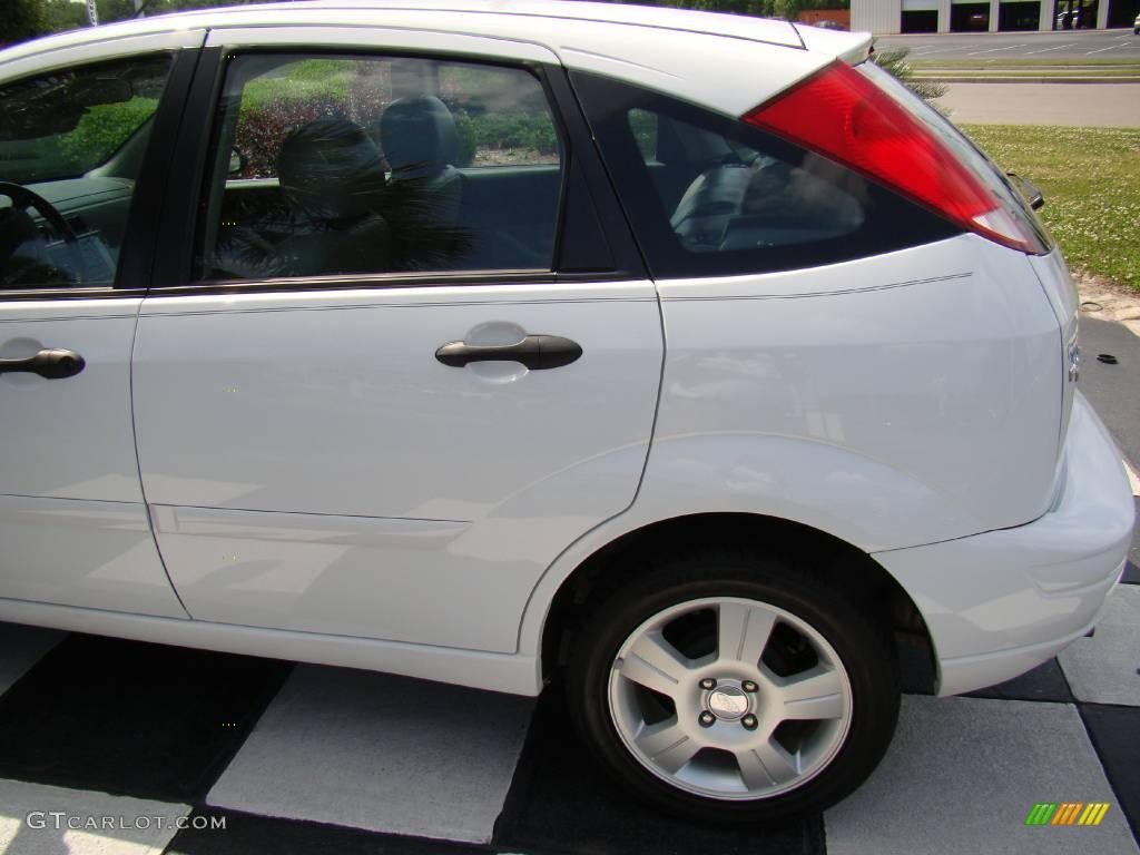 2006 Focus ZX5 SES Hatchback - Cloud 9 White / Dark Flint/Light Flint photo #13